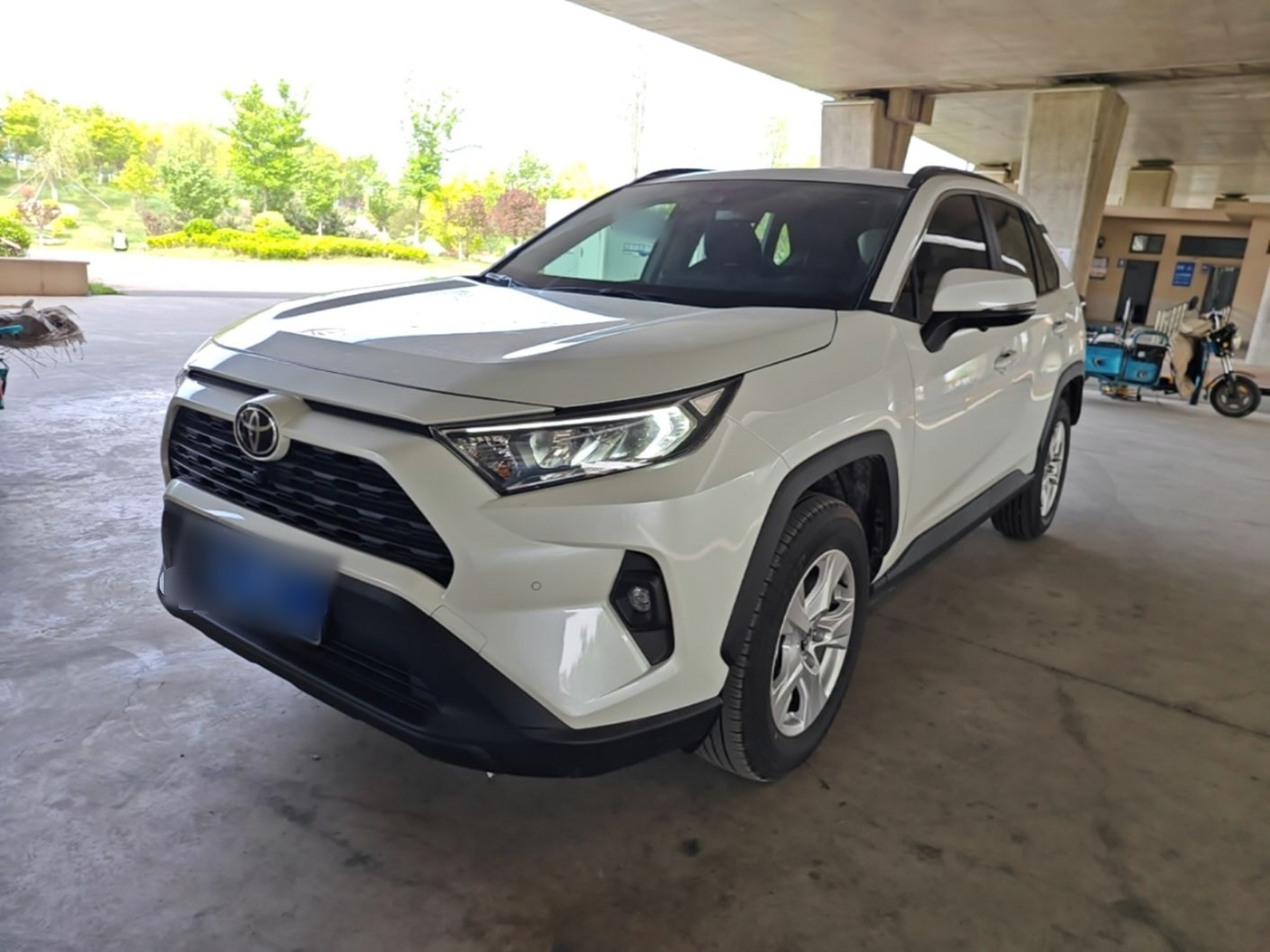 تحت مقدمة السيارة