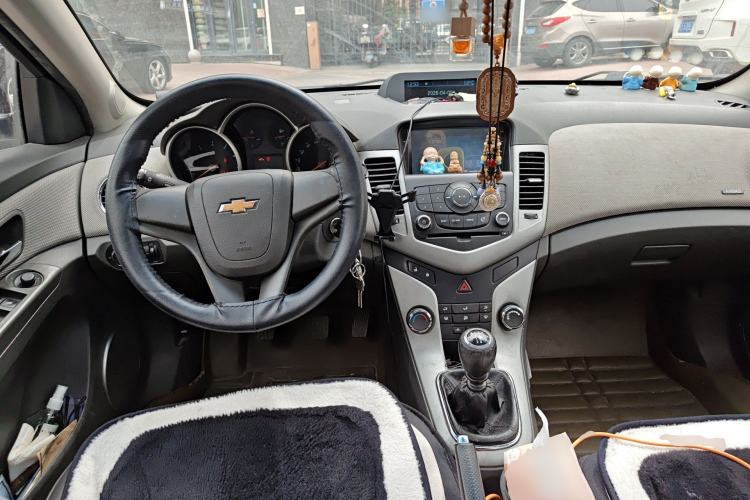 Used Chevrolet Cruze 2013 1.6L SE MT Center Console