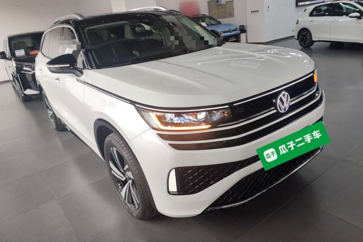 Used Volkswagen Tavendor 2024 380TSI All-Wheel Drive R-Line Cruise Edition Front Right 45 Deg