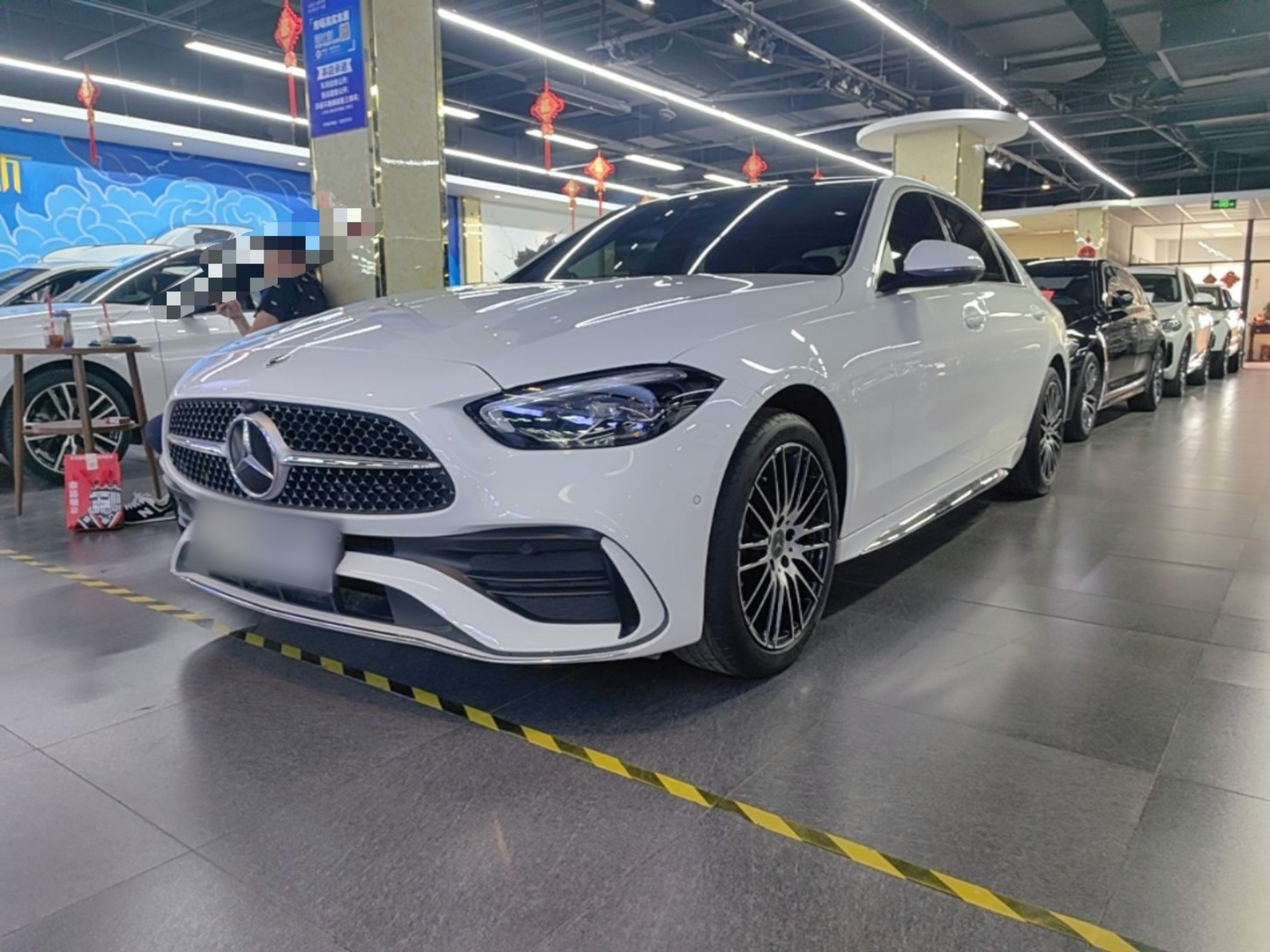 Unter der Vorderseite des Autos