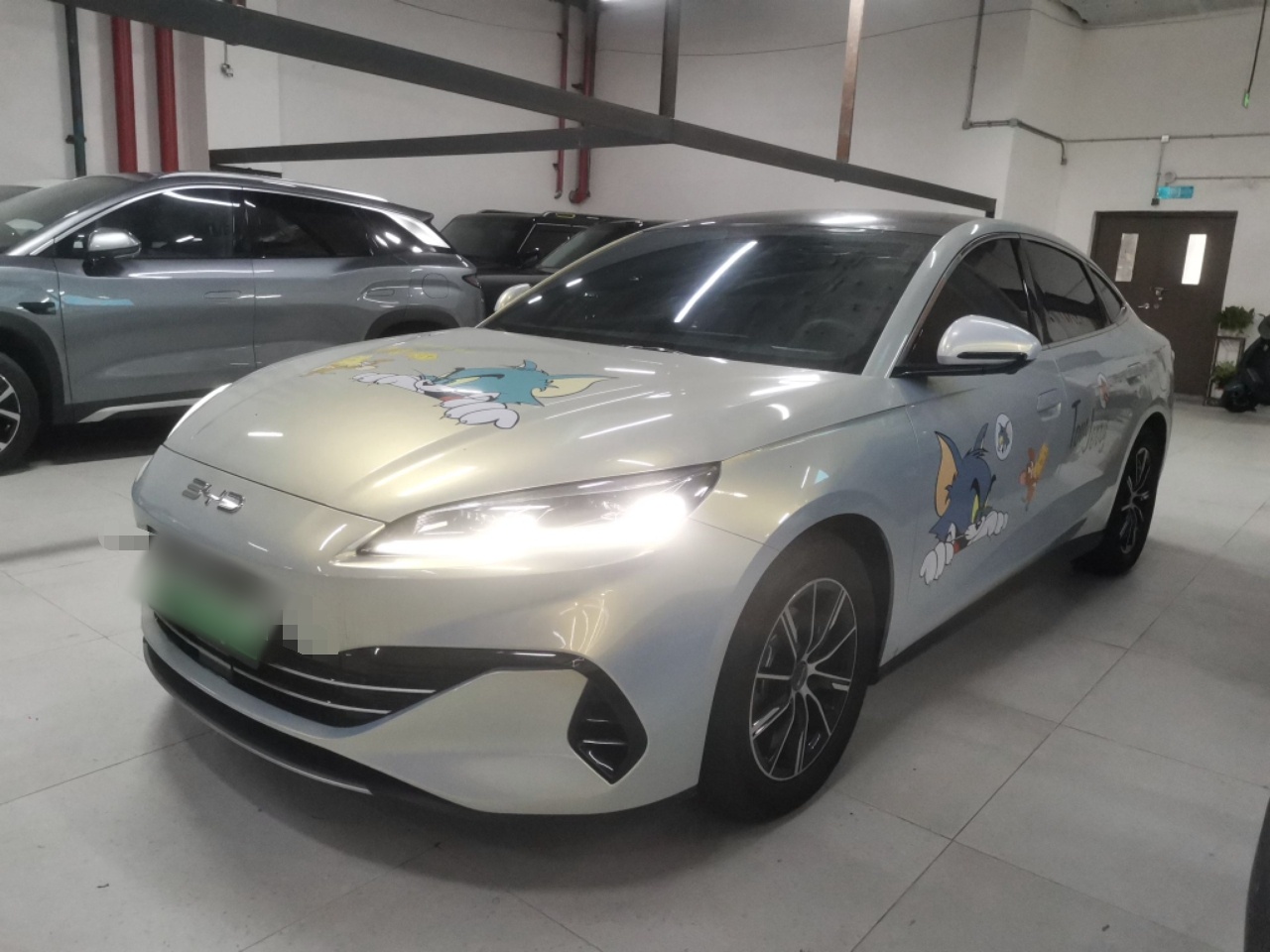 تحت مقدمة السيارة