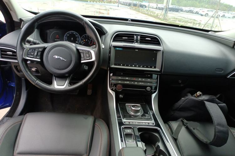 Used Jaguar XEL 2018 2.0T 200 PS Premium Edition Center Console