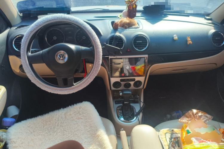 Used Volkswagen Lavida 2011 1.6L Automatic Premium Edition Center Console