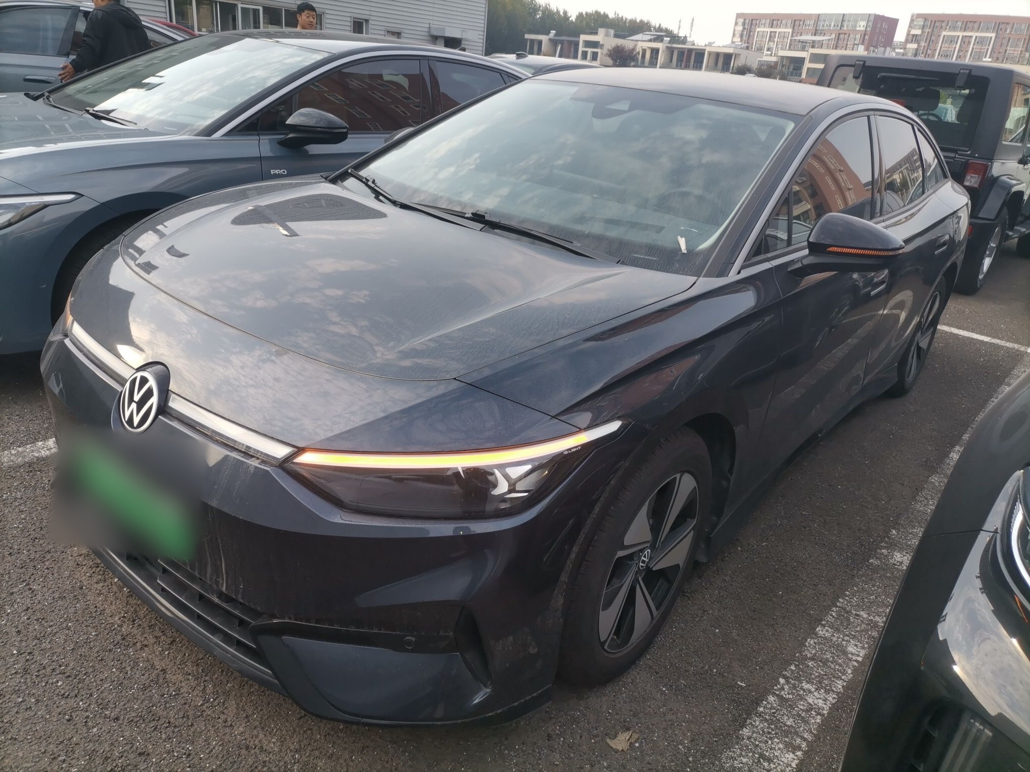 Под передней частью автомобиля