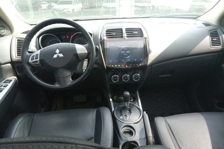 Used Mitsubishi ASX 2018 2.0L CVT Two-Wheel Drive Deluxe Edition Center Console