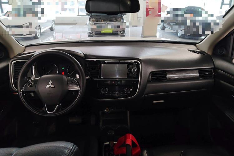 Used Mitsubishi Outlander 2016 2.4L 4x4 Elite Edition 7-Seater Center Console