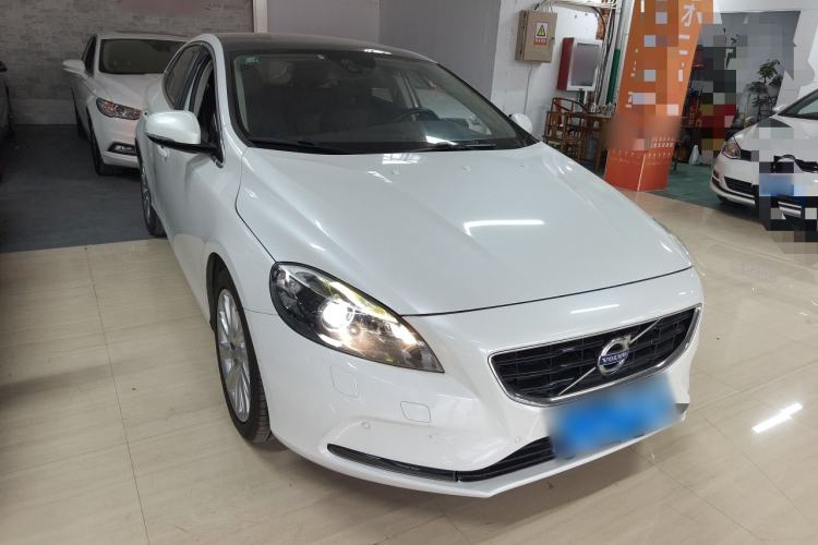 Used Volvo V40 2014 2.0T Zhiya Edition Front Right 45 Deg