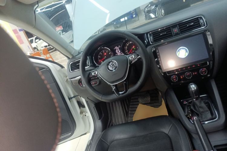 Used Volkswagen Sagitar 2015 230TSI Automatic Luxury Model Steering Wheel