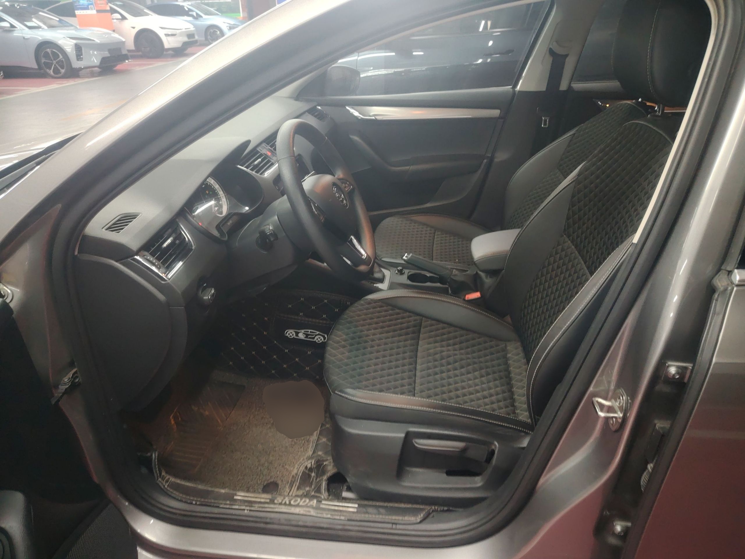 Переднее сиденье в автомобиле