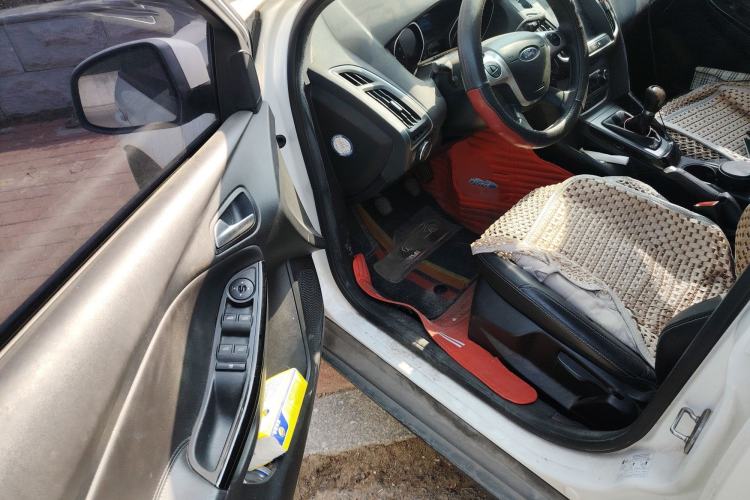 Used Ford Focus 2012 Sedan 1.6L Manual Fashion Edition
