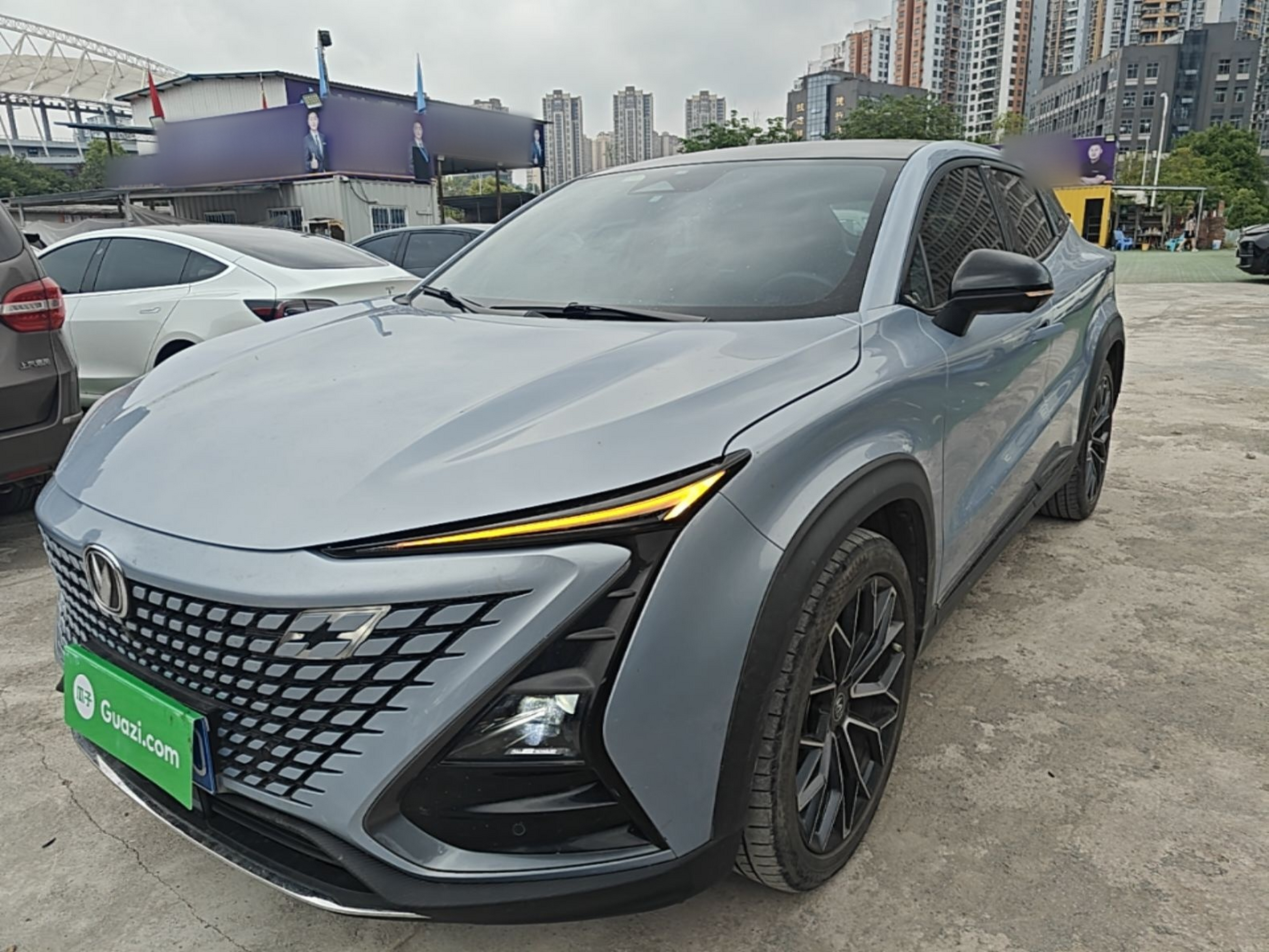 Под передней частью автомобиля