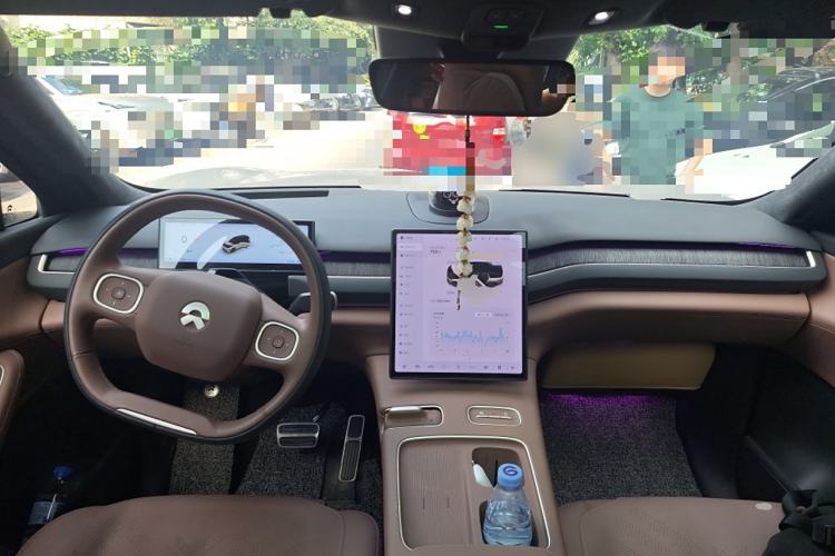 Used Nio ES8 2023 75 kWh Center Console