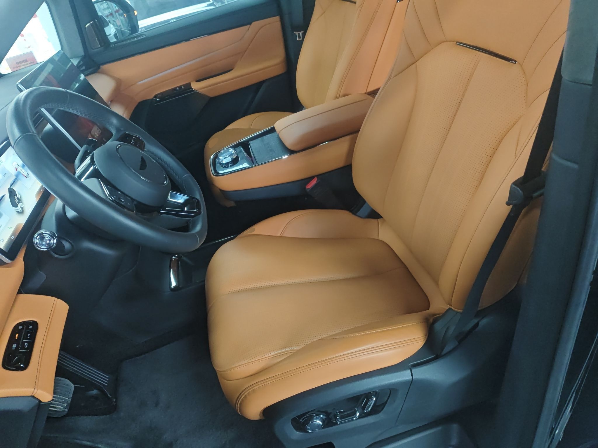 المقاعد الأمامية داخل السيارة