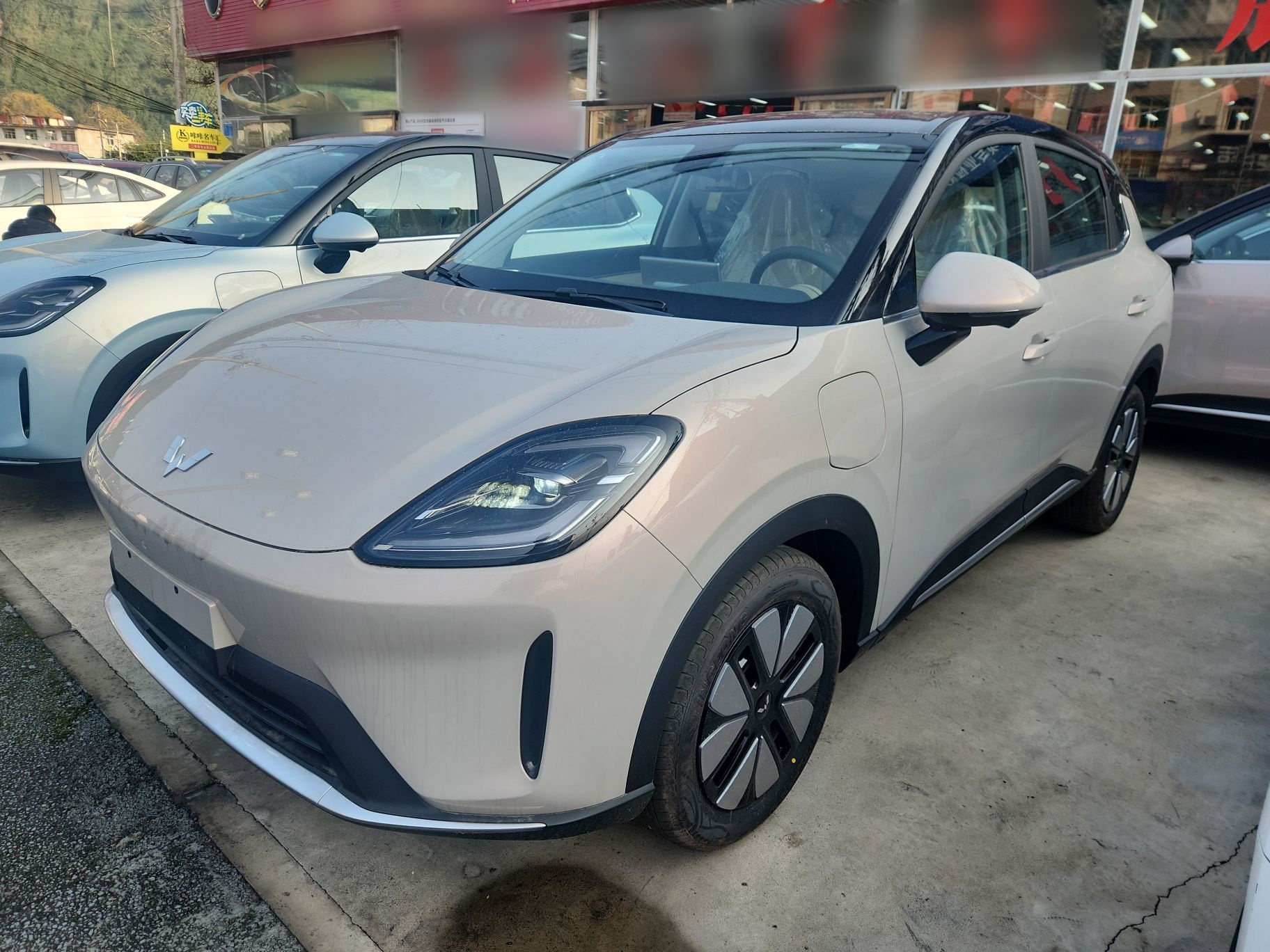 Под передней частью автомобиля