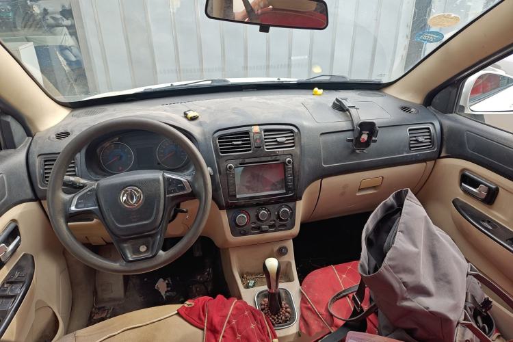 Used Dongfeng Fengon 370 2016 1.5L Manual Standard Edition SFG15-05 7 Seats Center Console