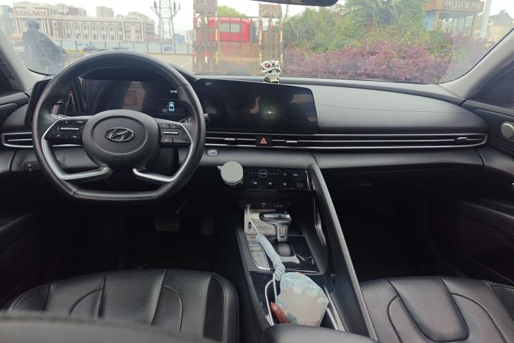 Used Hyundai Elantra 2022 1.5L CVT LUX Prestige Edition Center Console