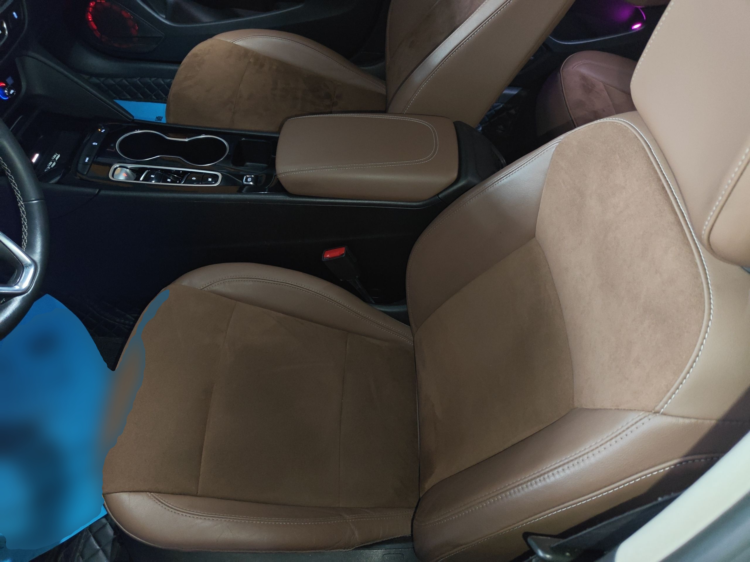 Переднее сиденье в автомобиле