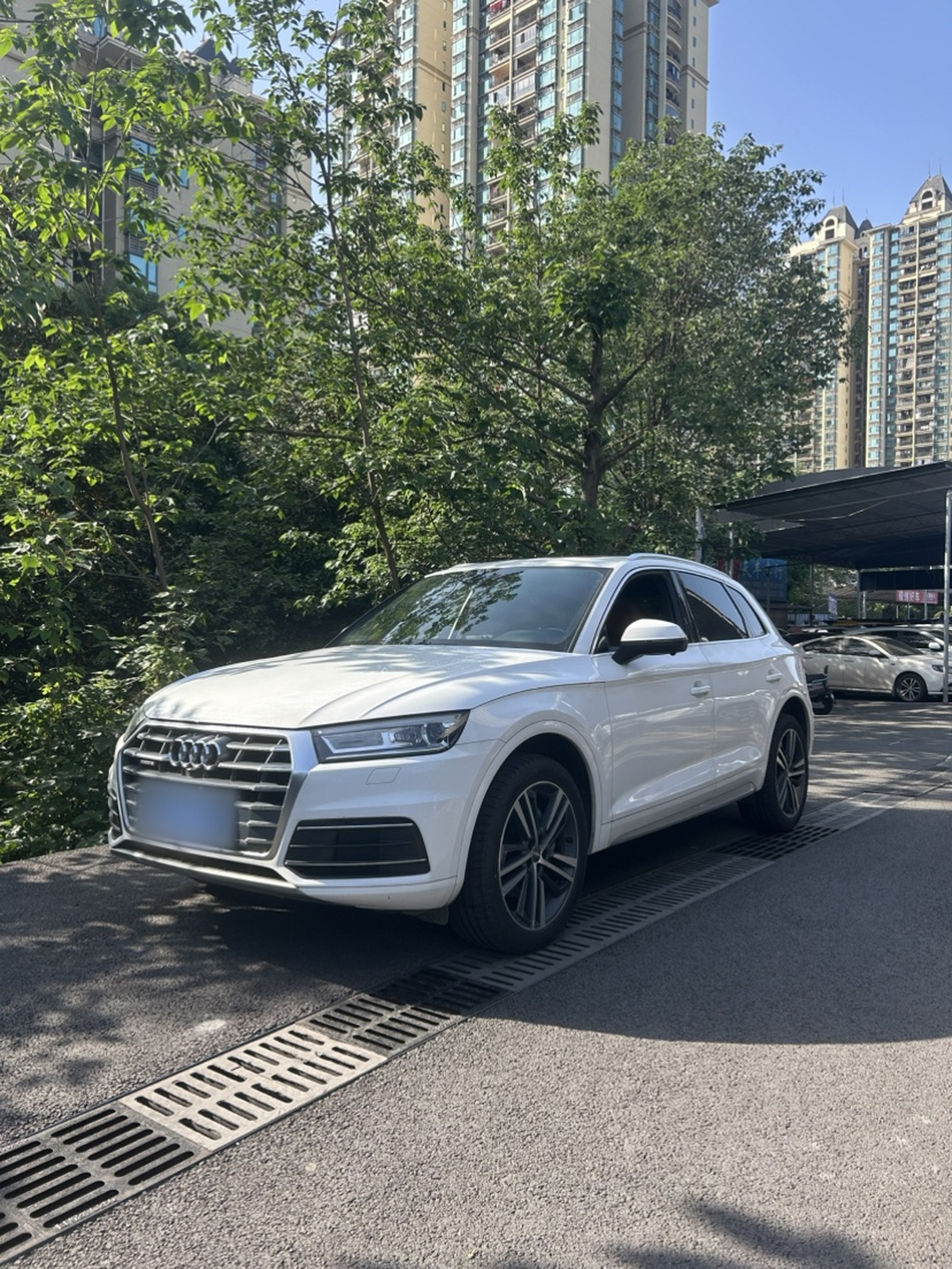 Под передней частью автомобиля