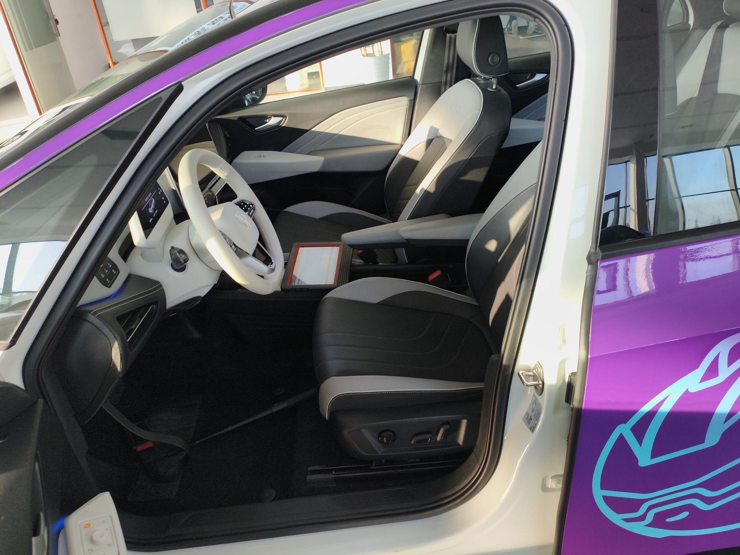 المقاعد الأمامية داخل السيارة