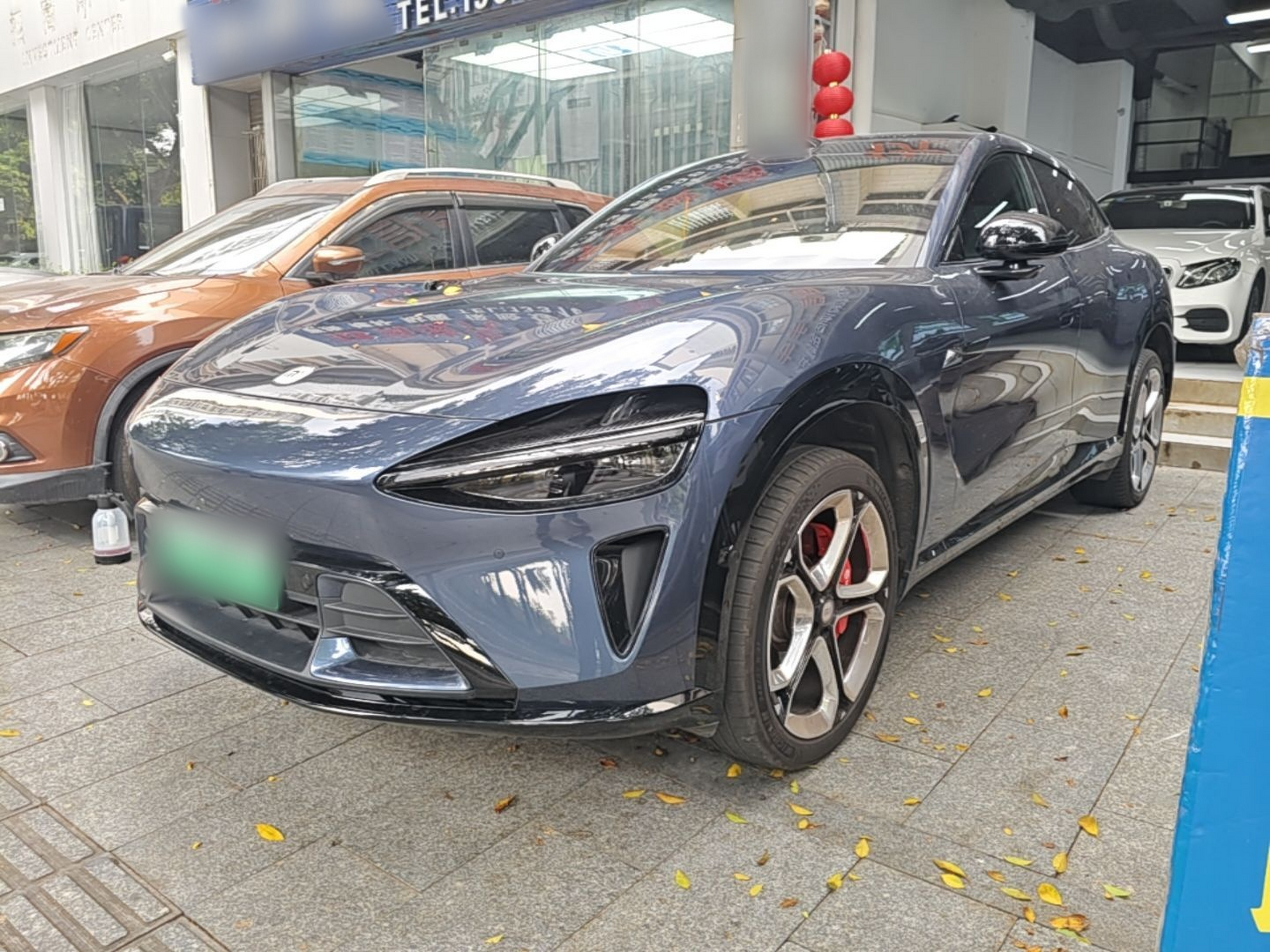 Под передней частью автомобиля