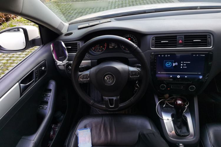 Used Volkswagen Sagitar 2012 1.4TSI Automatic Luxury Edition Steering Wheel