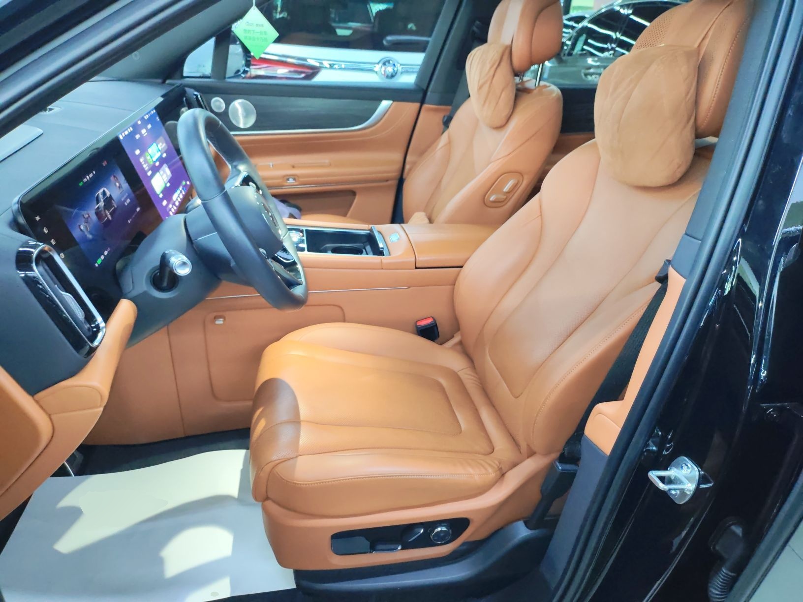 المقاعد الأمامية داخل السيارة