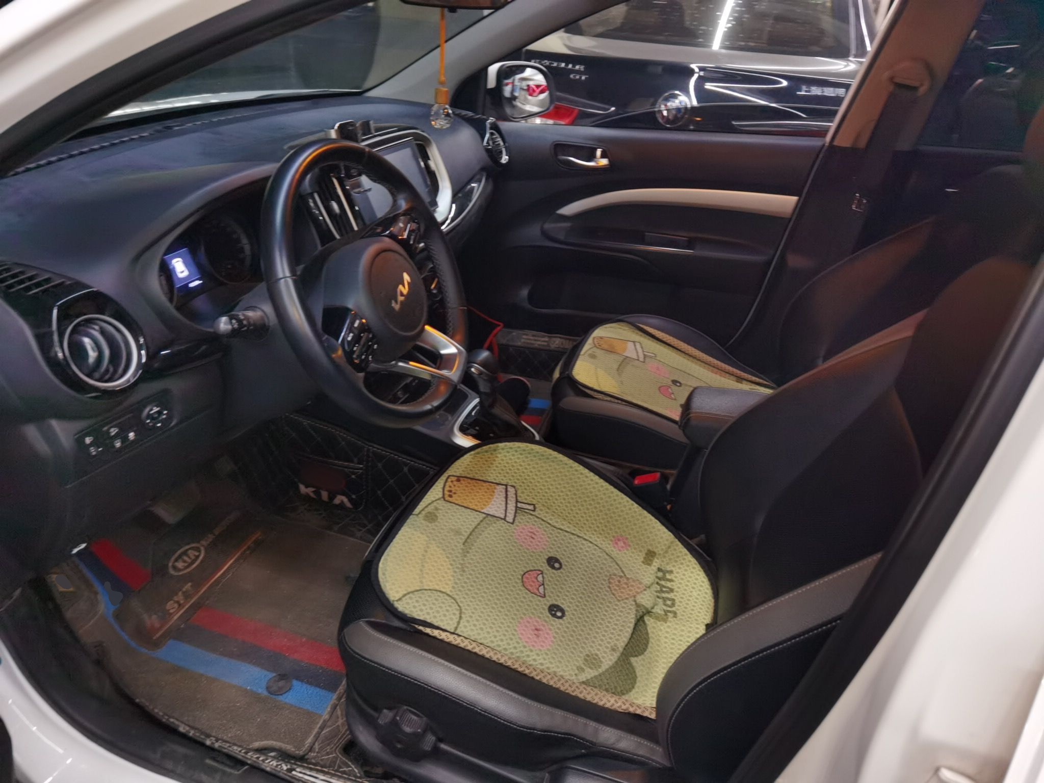 Переднее сиденье в автомобиле