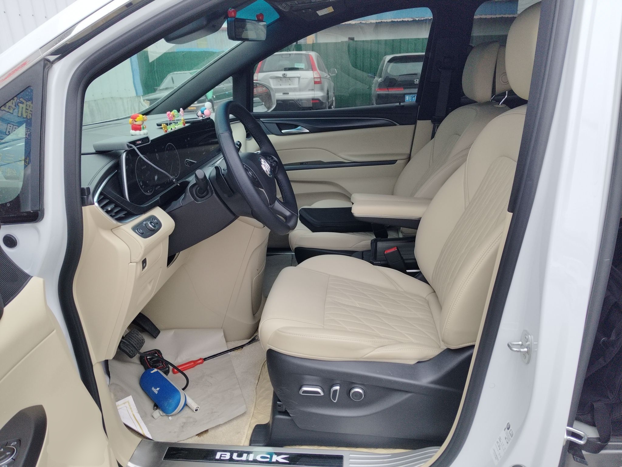 Переднее сиденье в автомобиле