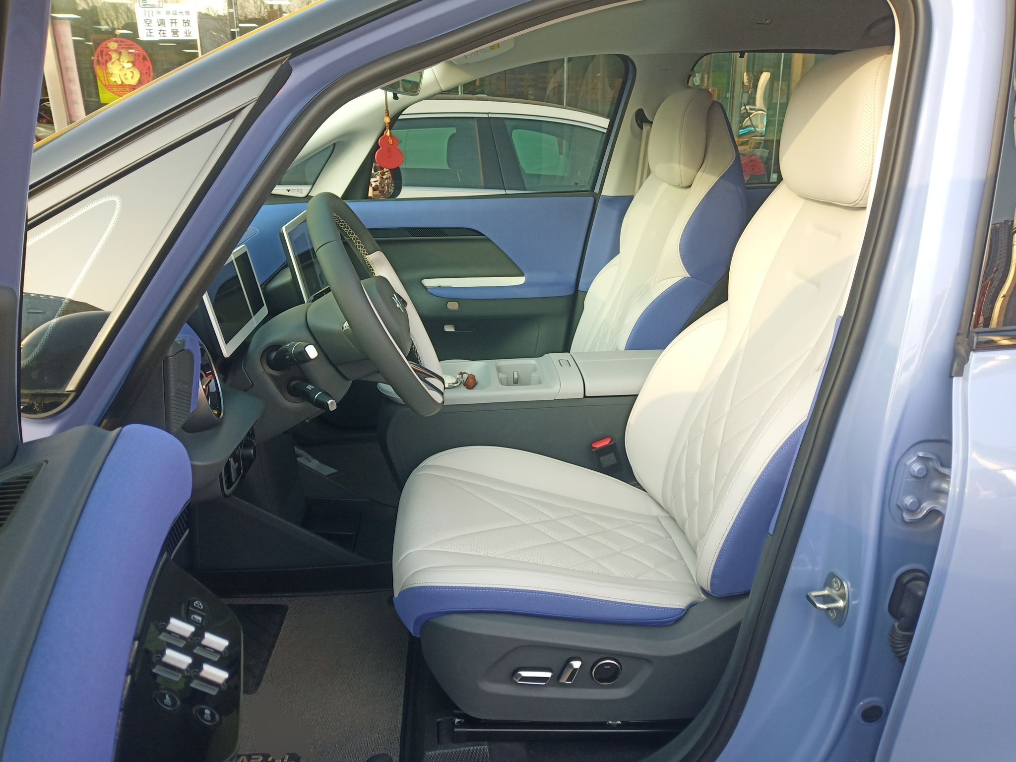 المقاعد الأمامية داخل السيارة