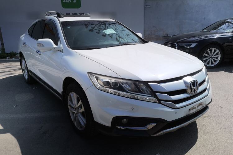Used Honda Crosstour 2014 2.4L Luxury Edition Front Right 45 Deg