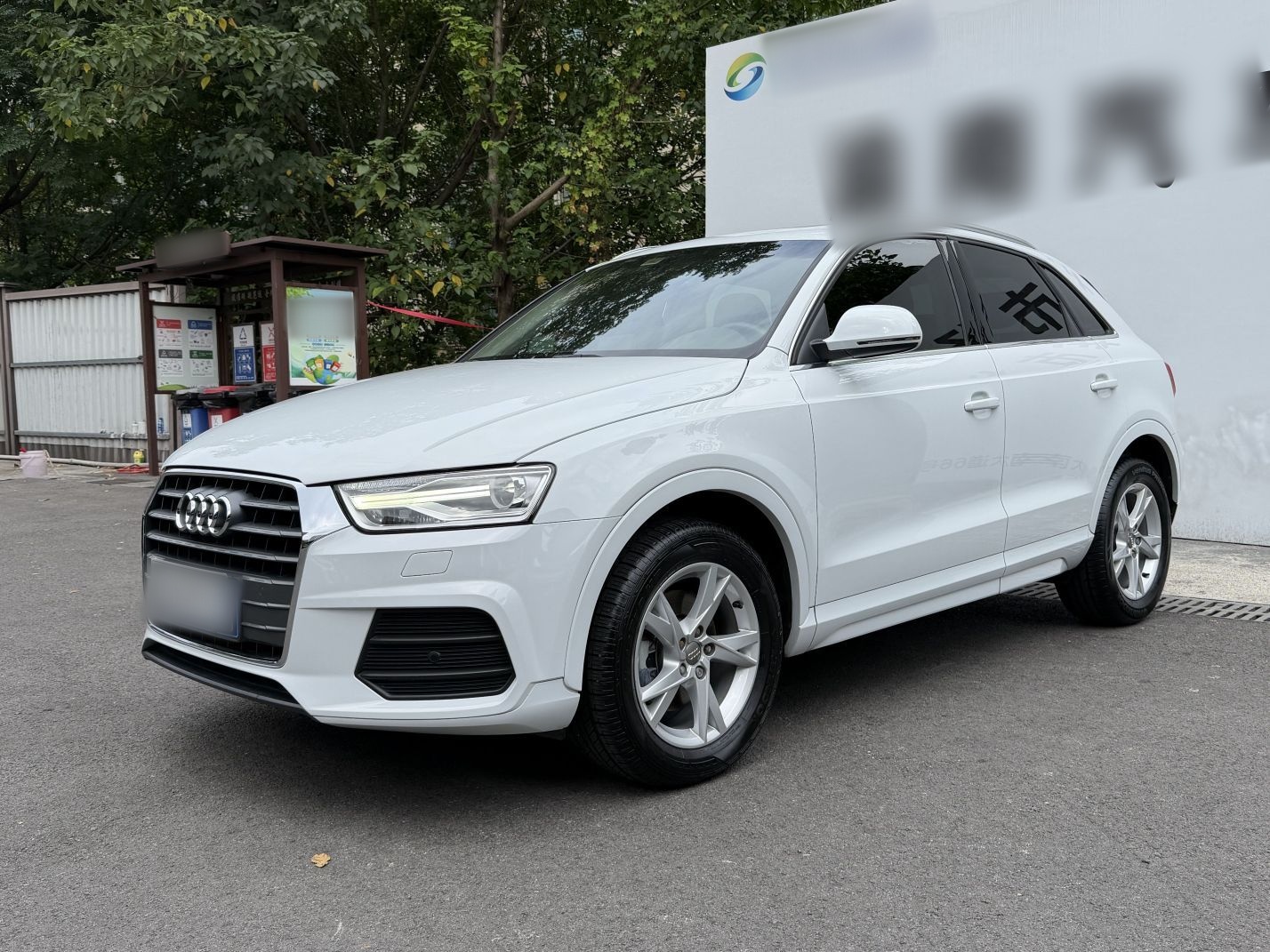 Unter der Vorderseite des Autos
