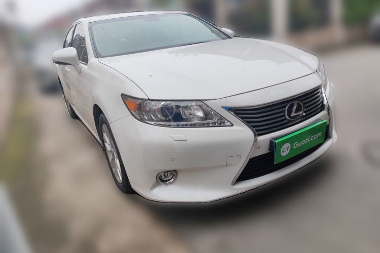 Used Lexus ES 2013 300h Elite Edition Front Right 45 Deg