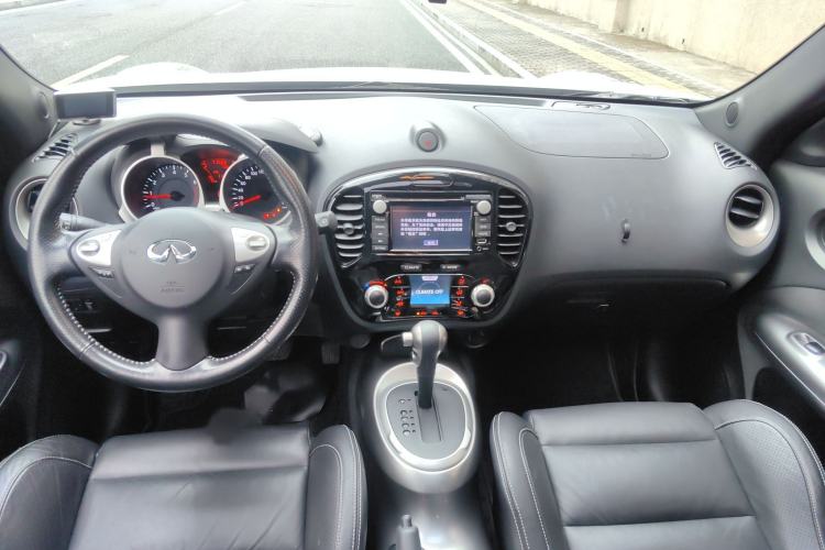 Used Infiniti ESQ 2014 1.6L Luxury Edition Interior 2