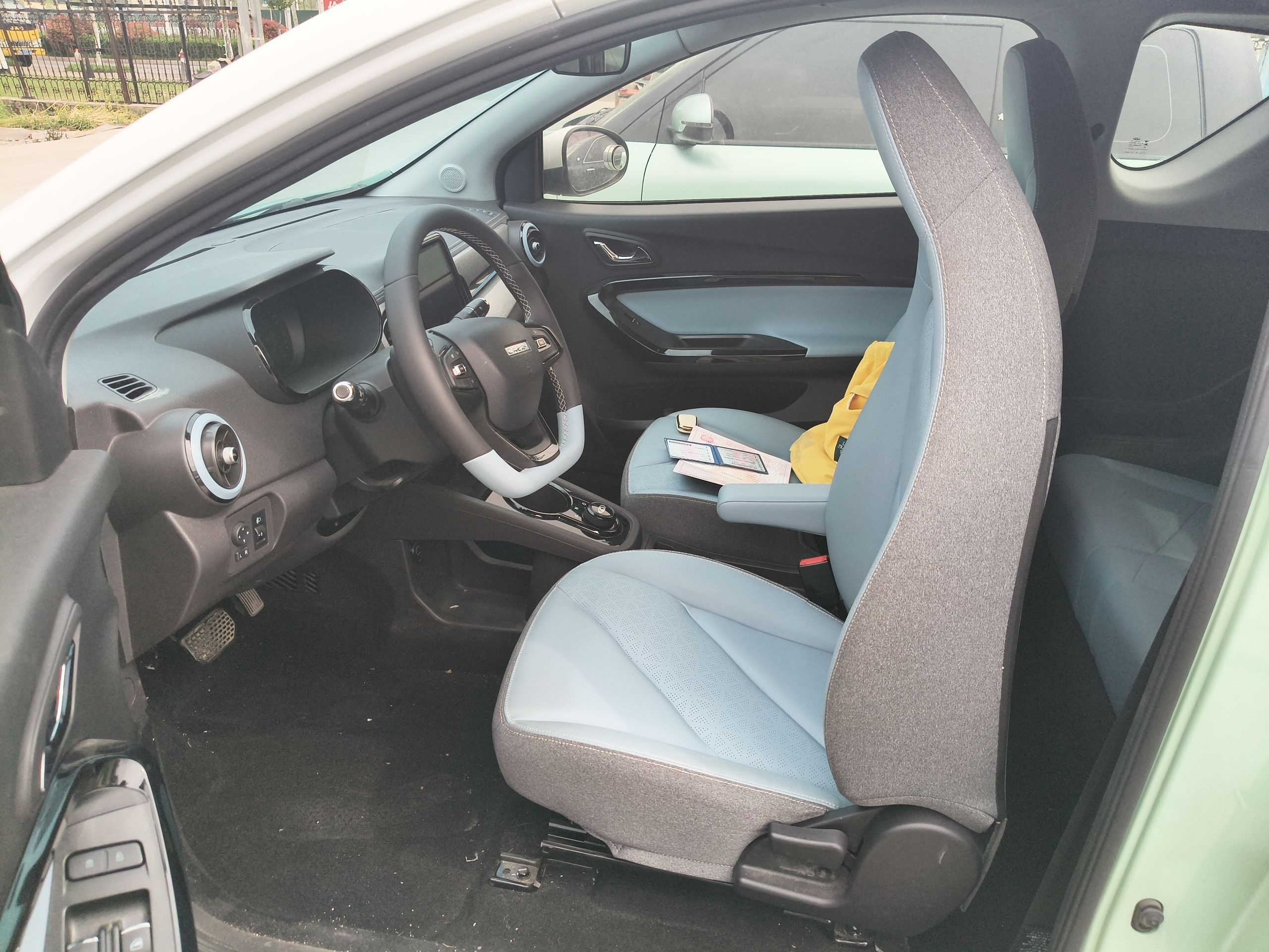 المقاعد الأمامية داخل السيارة