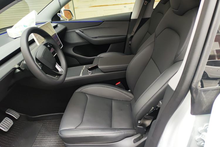 Used Tesla Model Y 2025 Rear-Wheel-Drive Version
