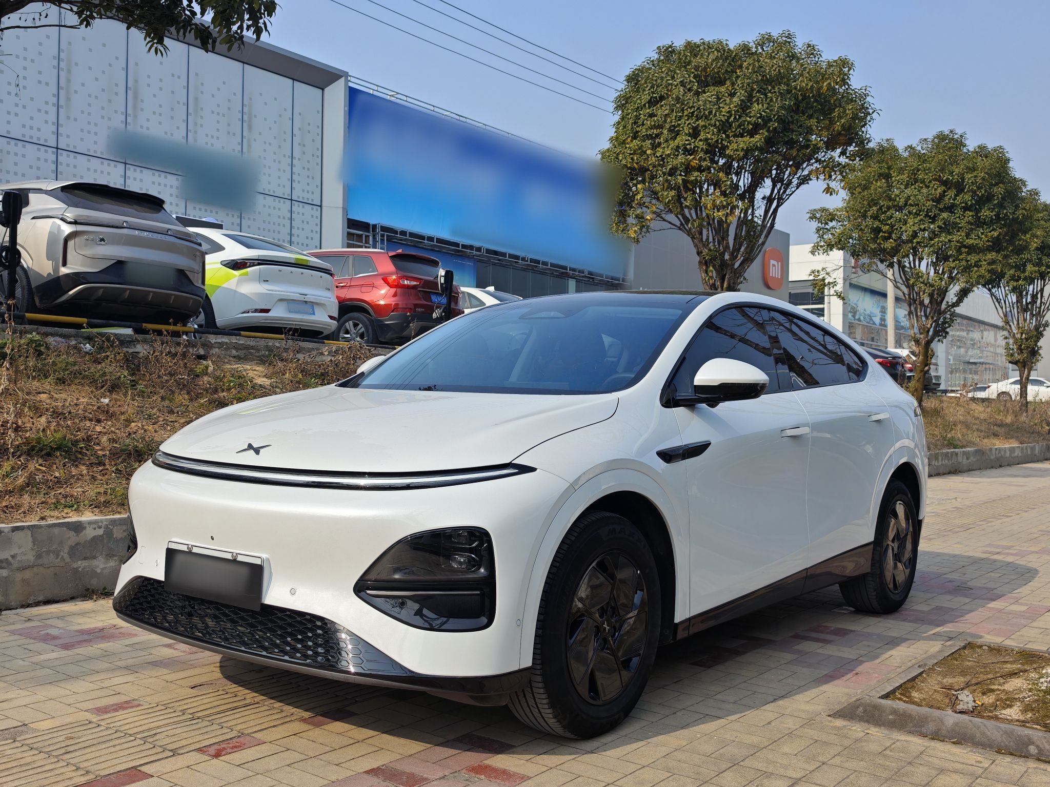 Под передней частью автомобиля