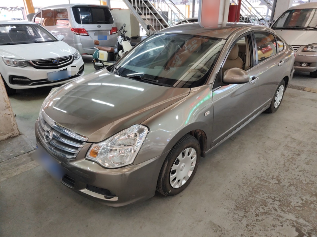 Под передней частью автомобиля