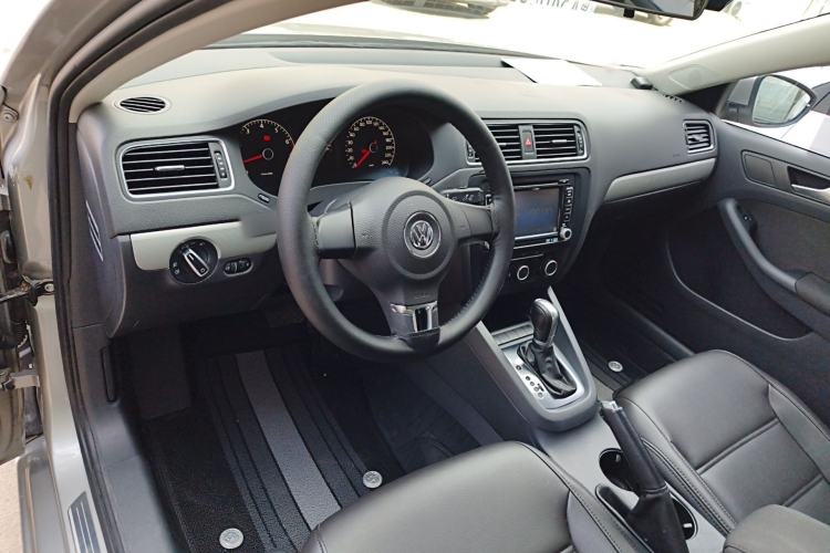 Used Volkswagen Sagitar 2014 Revised Version 1.6L Automatic Comfort Edition Center Console