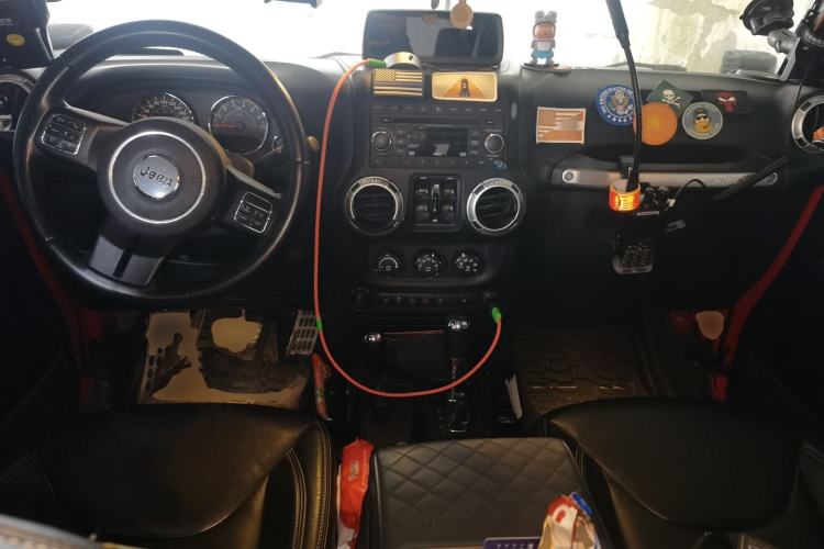 Used Jeep Wrangler 2017 3.0L Sahara Four-Door Comfort Edition Center Console