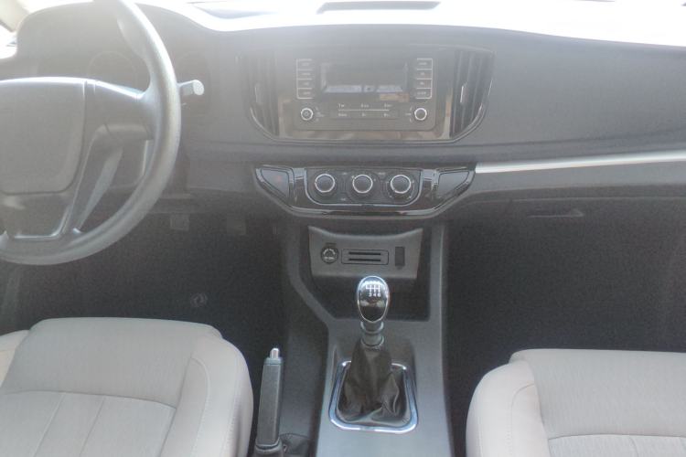 Used FORTHING Lingzhi 2022 M5L 2.0L Utility Model 7 Seats
