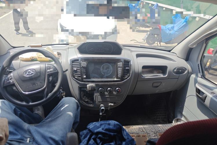 Used SAIC MAXUS Xintu V80 2018 2.5T AMT Elite Edition Short Wheelbase Mid-Roof Design 5-6 Seater Center Console