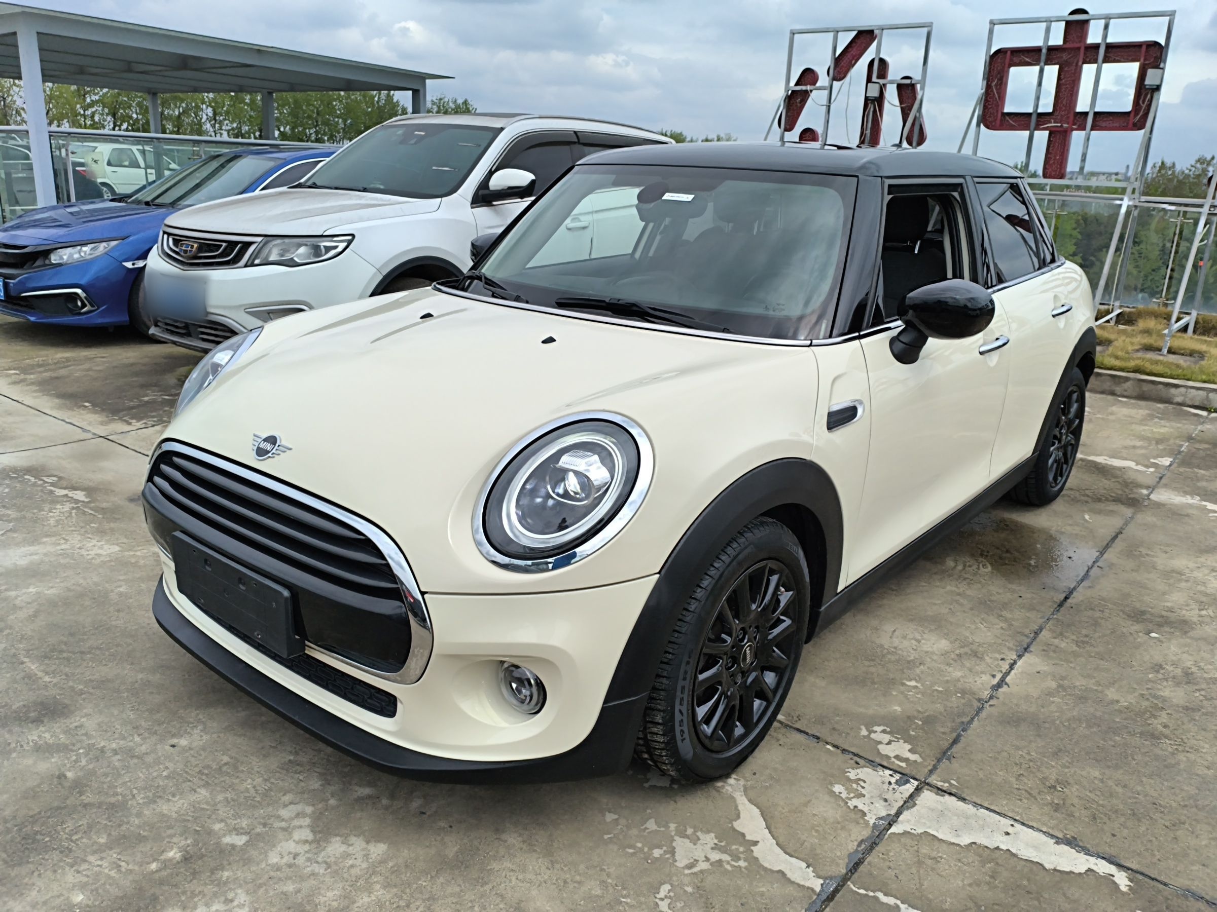 تحت مقدمة السيارة