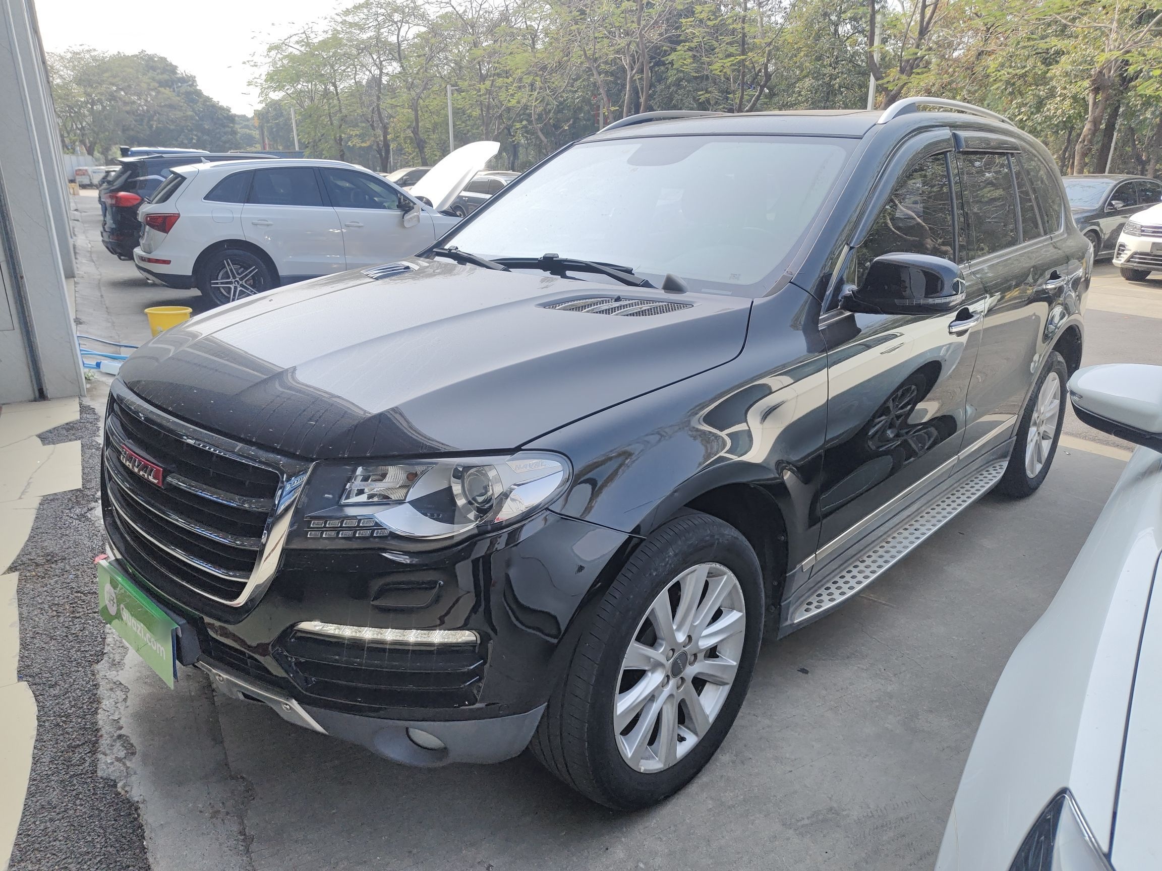 Под передней частью автомобиля