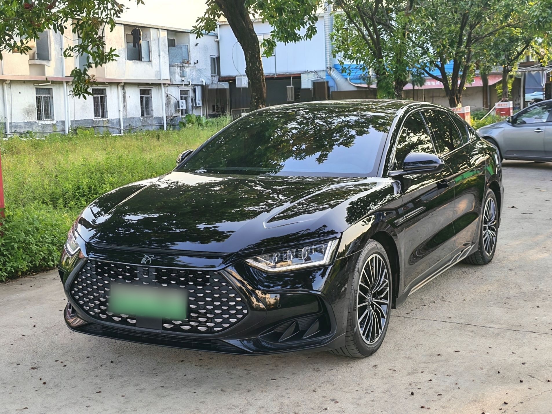 Под передней частью автомобиля
