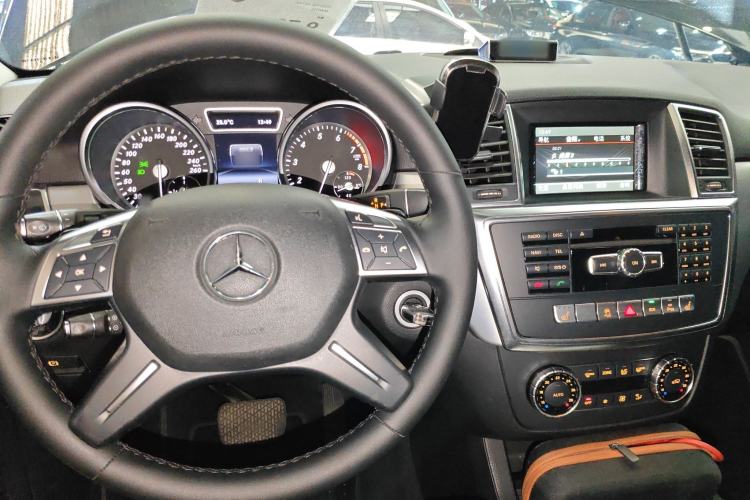 Used Mercedes-Benz M-Class 2014 ML 320 4MATIC Center Console