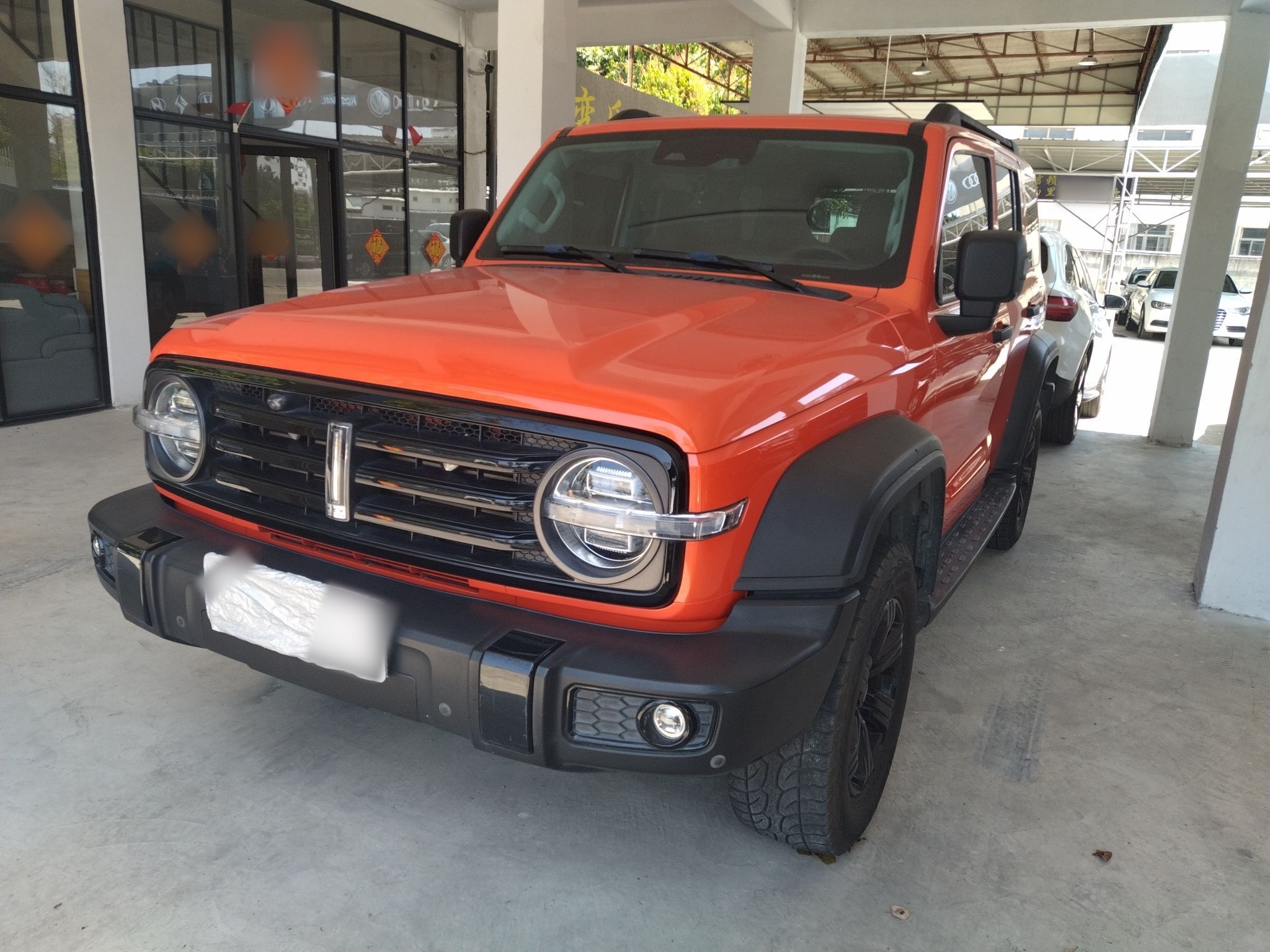 تحت مقدمة السيارة