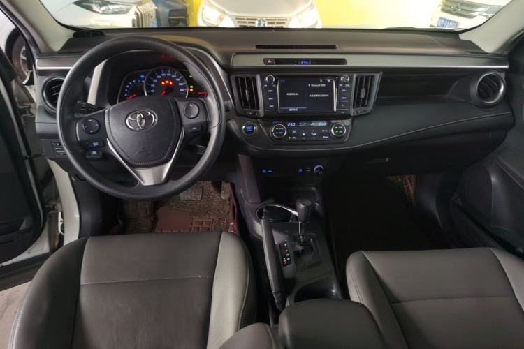 Used Toyota RAV4 2016 2.0L CVT Two-Wheel Drive Fashion Edition China V Standard
