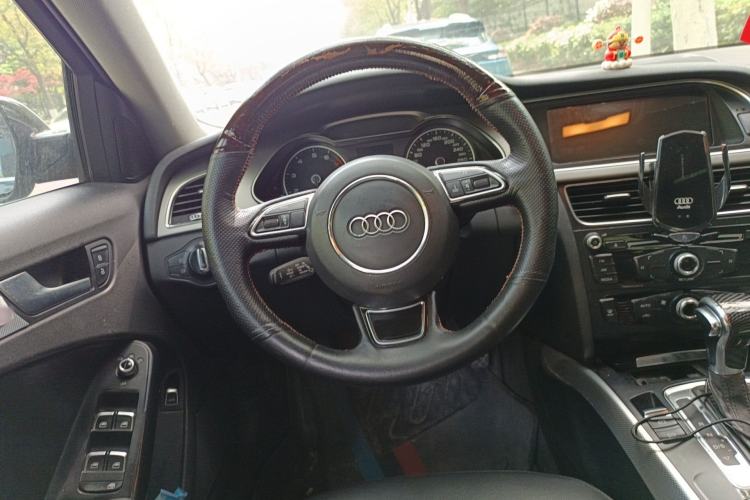 Used Audi A4L 2013 35 TFSI Automatic Standard Model Steering Wheel