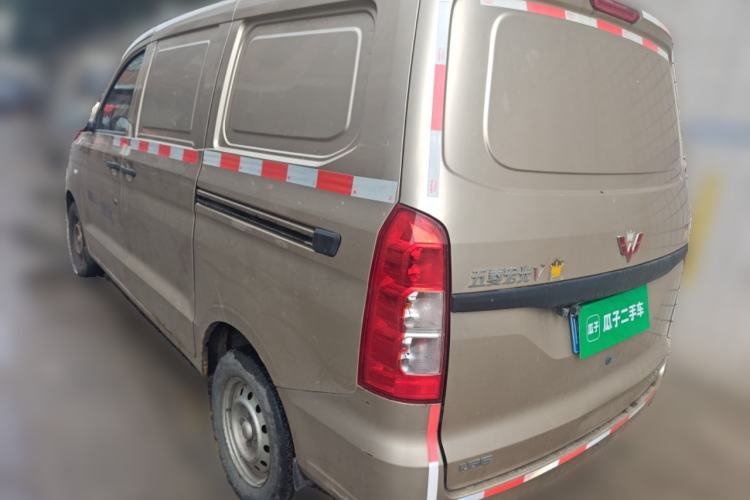 Used Wuling Hongguang V 2022 1.5L Jingqu Edition Enclosed-Window Vehicle with Hydraulic Power Steering LAR