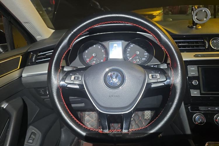 Used Volkswagen Magotan 2018 330TSI DSG Advanced Model Steering Wheel